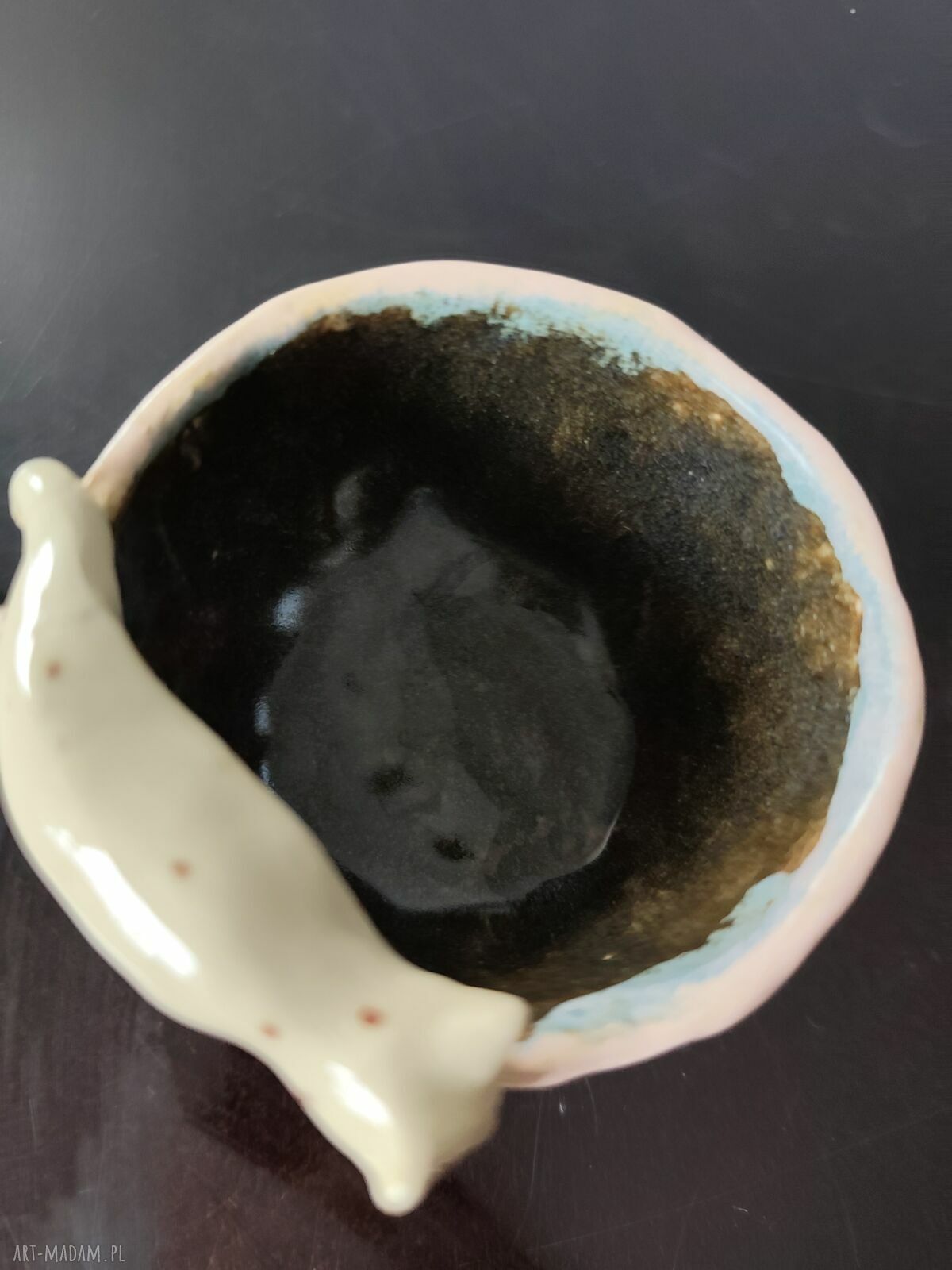 Ręcznie robiona filiżanka ceramiczna z leniwym kotem - pojemność ok. 120 ml