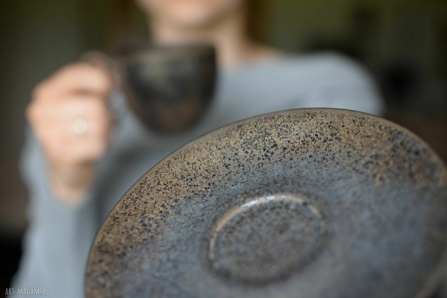 Rustykalna filiżanka ceramiczna 270 ml - ręcznie odlewana, srebrem i ciemnym złotem