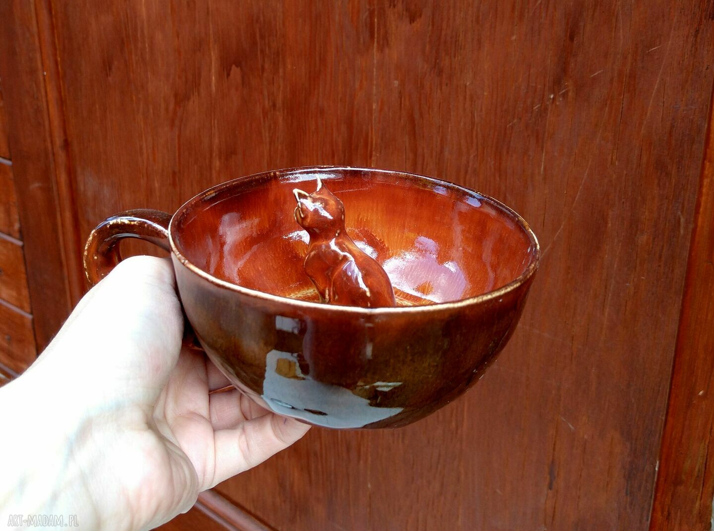 Ceramiczna filiżanka z figurką kota - ciepło brązowa z odcieniem pomarańczy