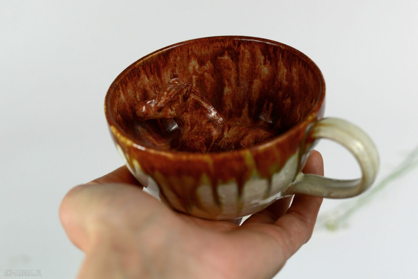 Ceramiczna filiżanka beżowa z figurką konia 280 ml - w komplecie z talerzykiem
