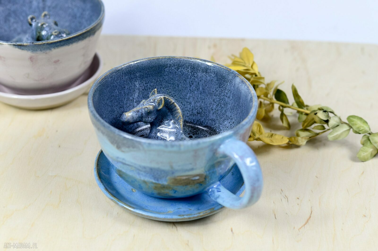 Ręcznie robiona ceramiczna filiżanka Azul Horse - bladoniebieska z talerzykiem