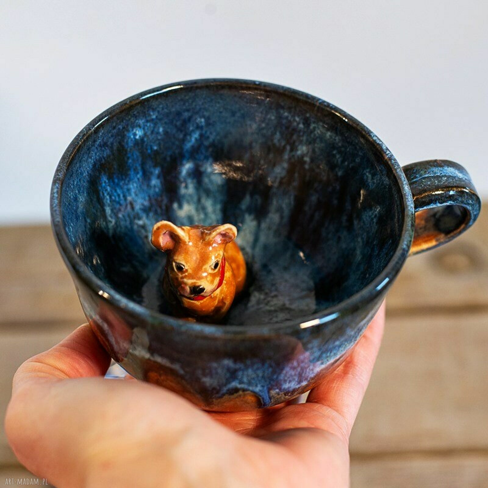 Ceramiczna filiżanka malinowa z buldożkiem francuskim