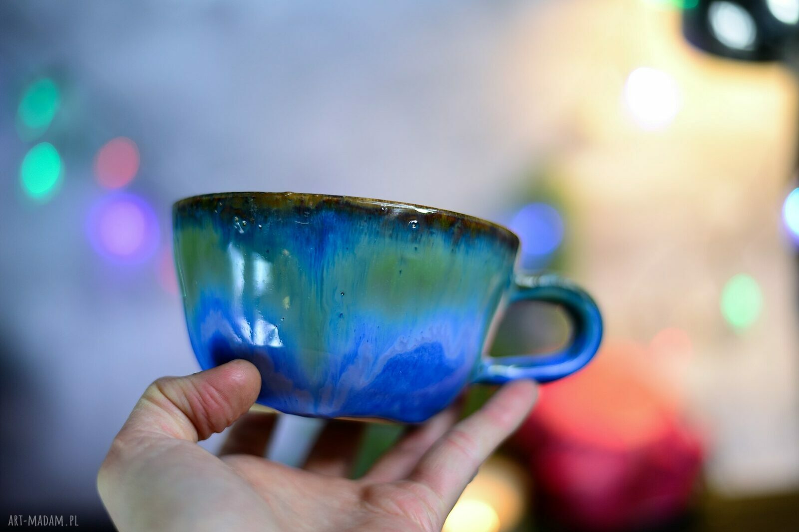 Ręcznie toczona ceramiczna filiżanka z figurką konia - niebiesko-zielona, 350 ml