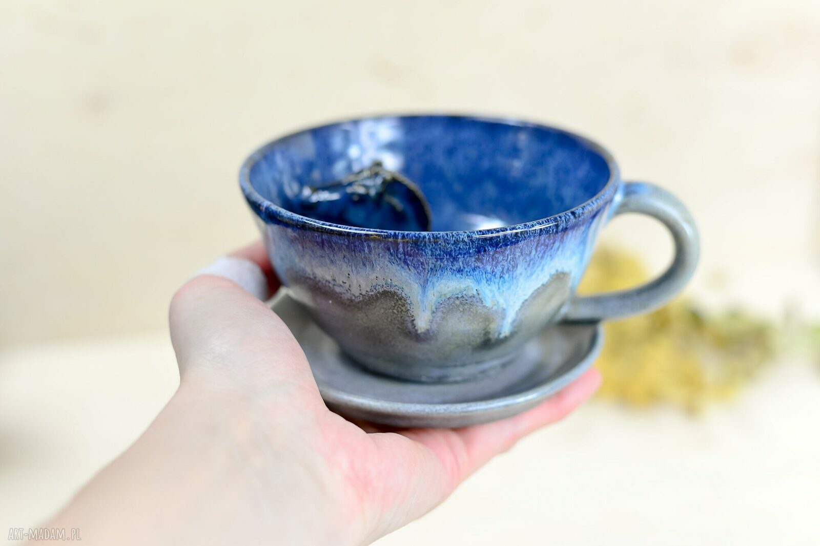 Ręcznie toczona filiżanka ceramiczna z figurką konia - 350 ml