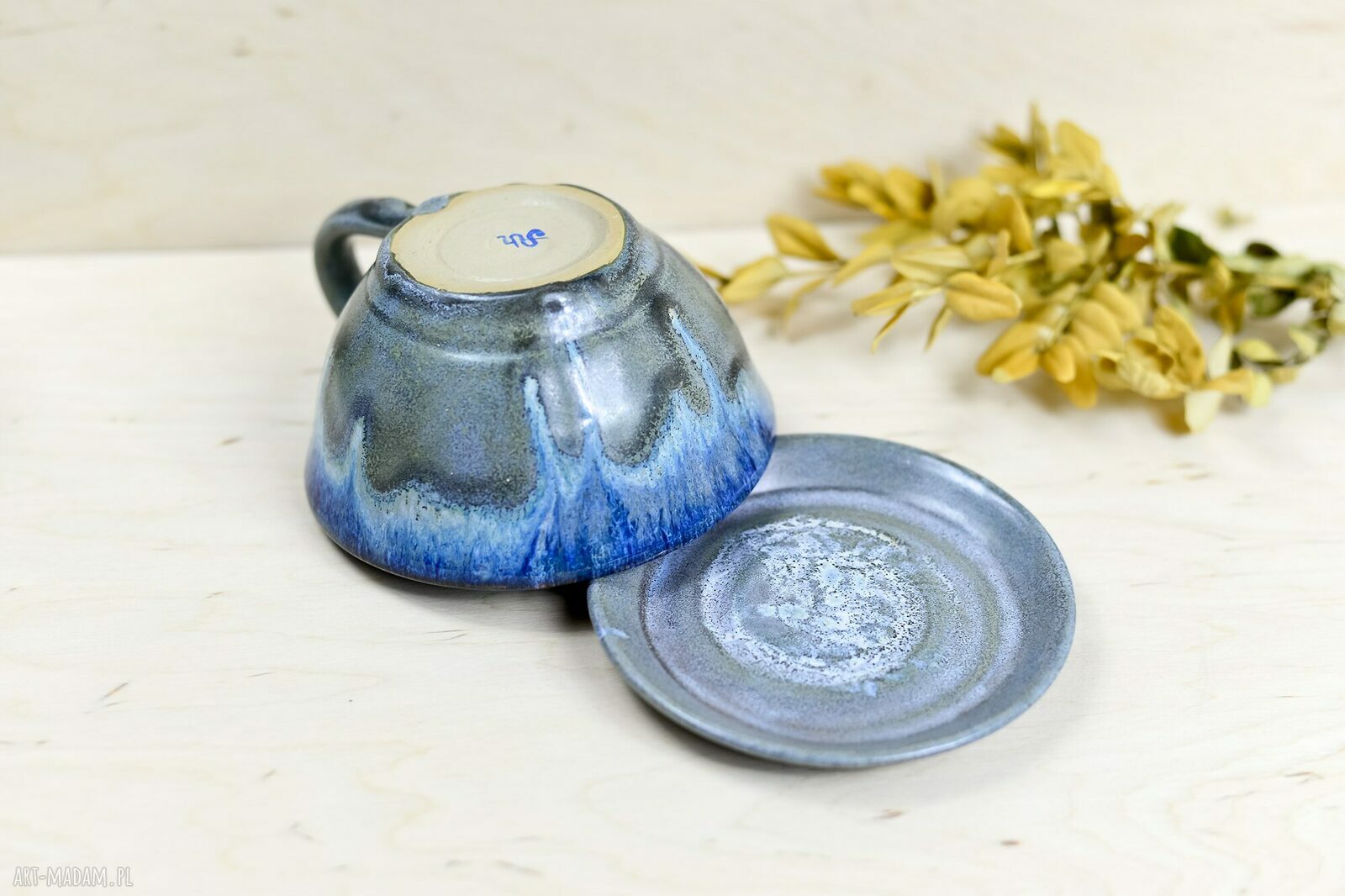 Ręcznie toczona filiżanka ceramiczna z figurką konia - 350 ml
