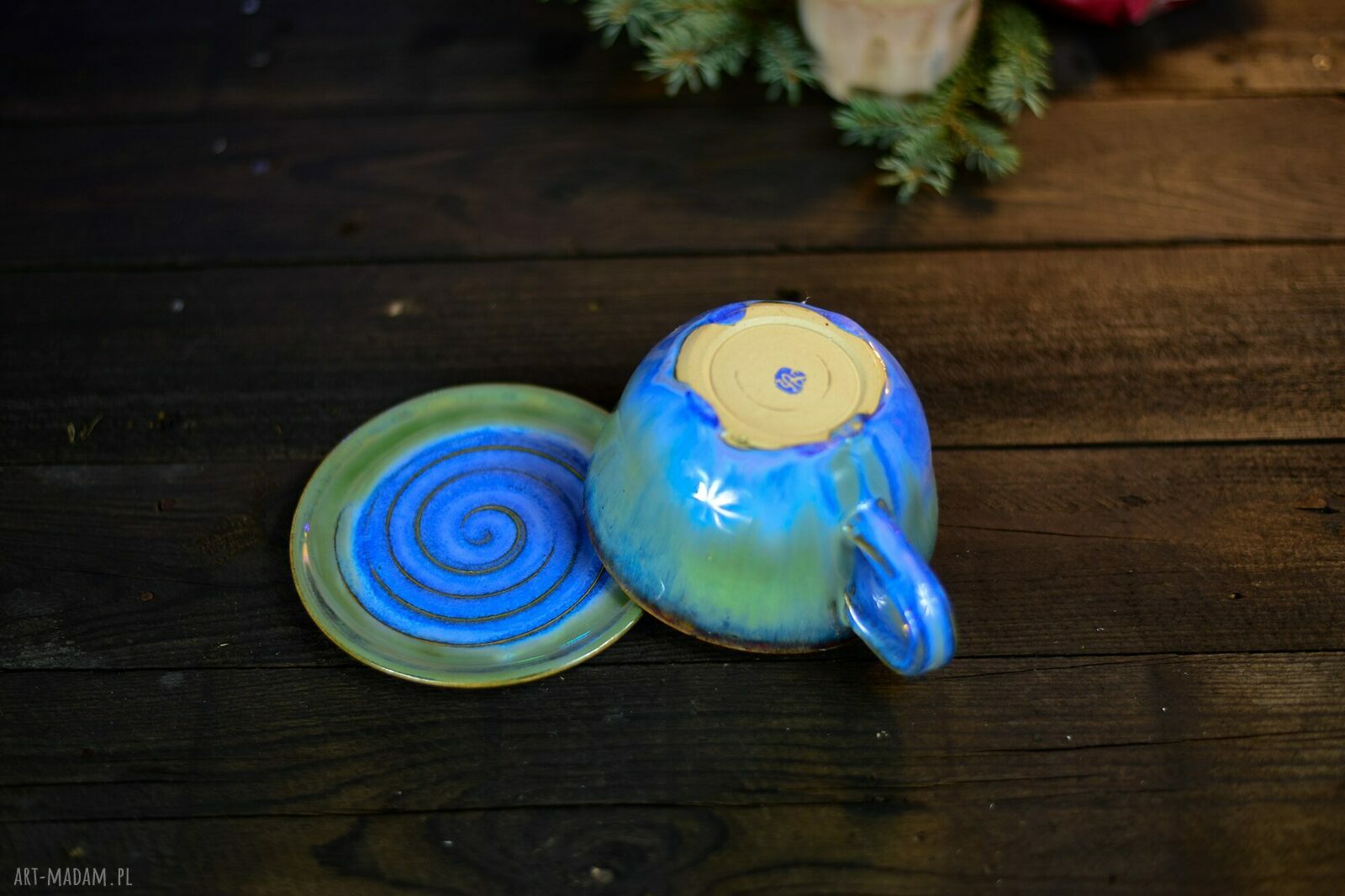 Ręcznie toczona ceramiczna filiżanka z figurką konia - niebiesko-zielona, 350 ml
