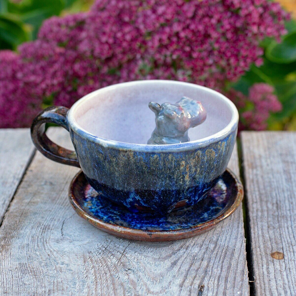 Ceramiczna filiżanka z figurką hipopotama - 250 ml (niebiesko-brązowa)