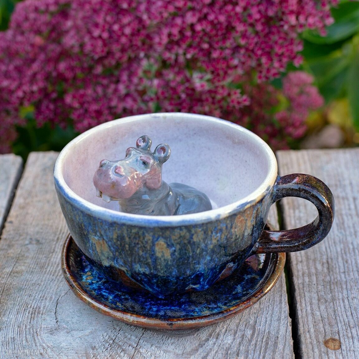 Ceramiczna filiżanka z figurką hipopotama - 250 ml (niebiesko-brązowa)
