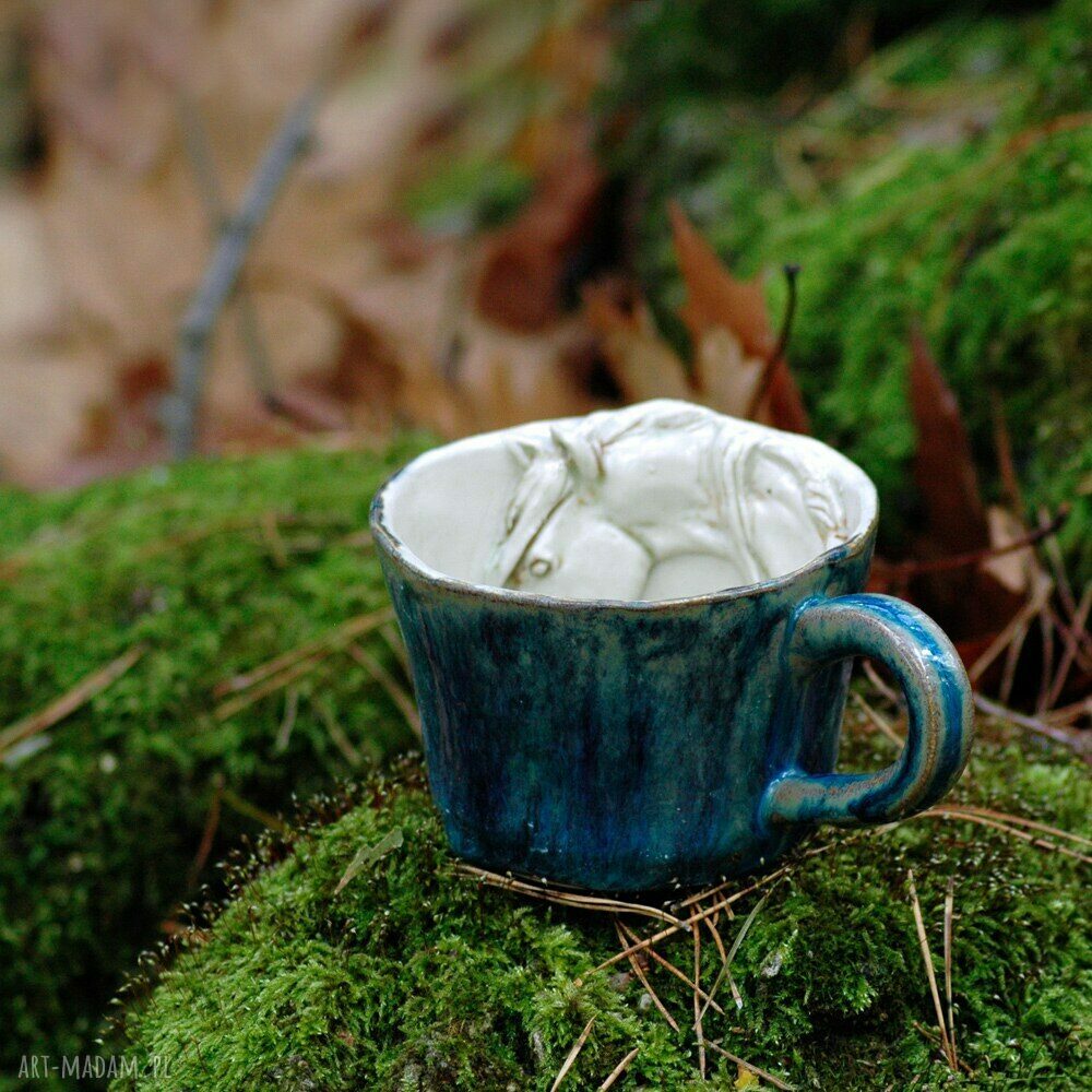 Ceramiczna filiżanka i kubek z figurką konia - niebieska 220 ml