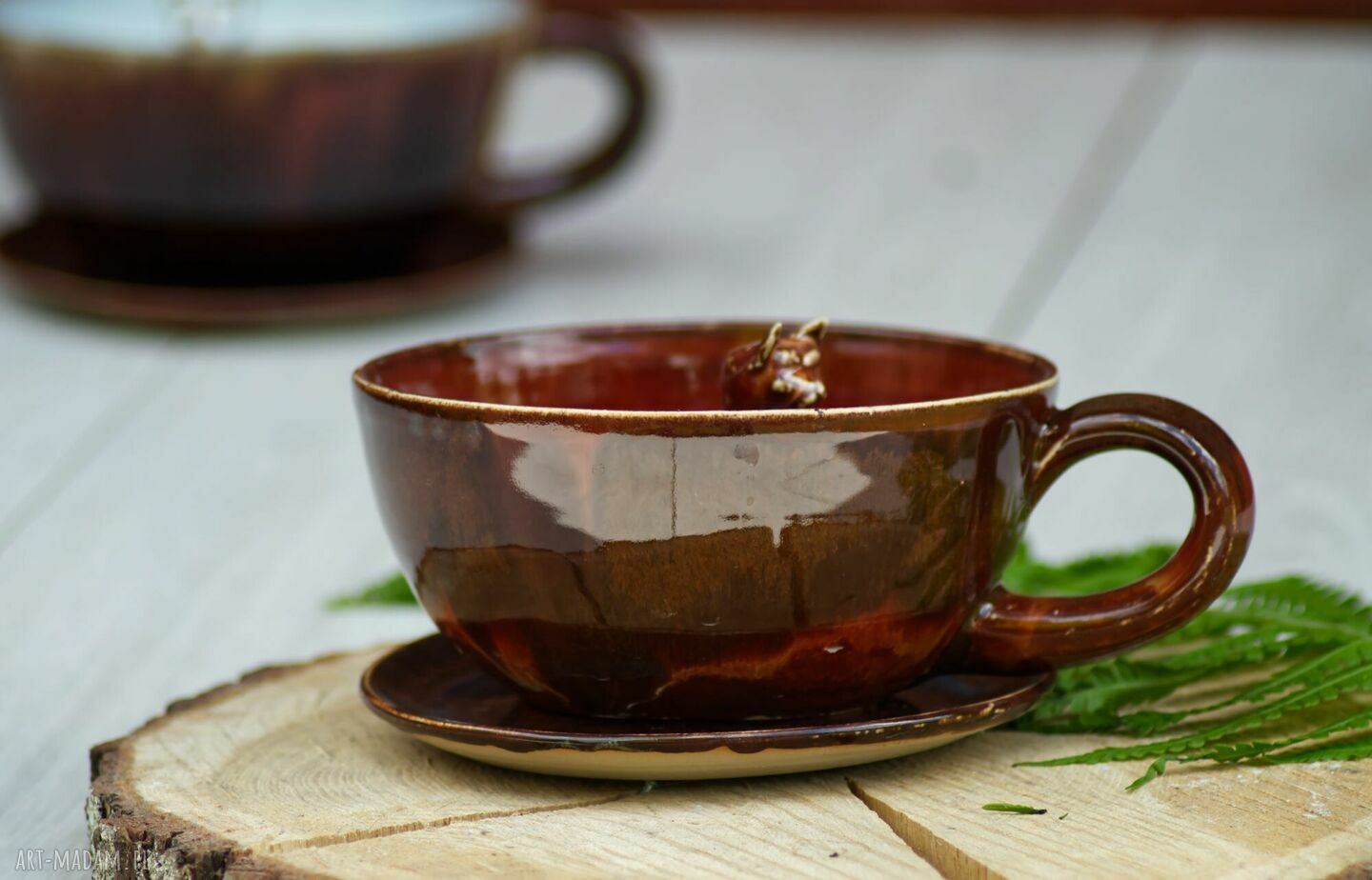 Ceramiczna filiżanka z figurką kota - ciepło brązowa z odcieniem pomarańczy
