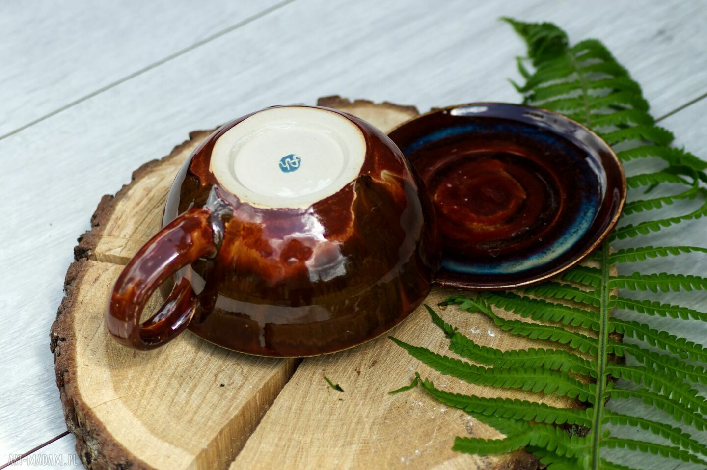 Ceramiczna filiżanka z figurką kota - ciepło brązowa z odcieniem pomarańczy