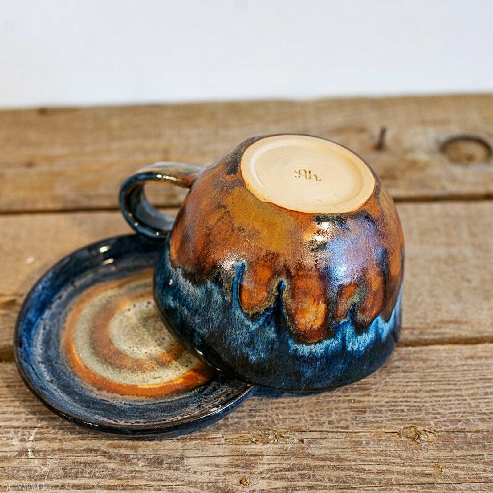 Ceramiczna filiżanka malinowa z buldożkiem francuskim