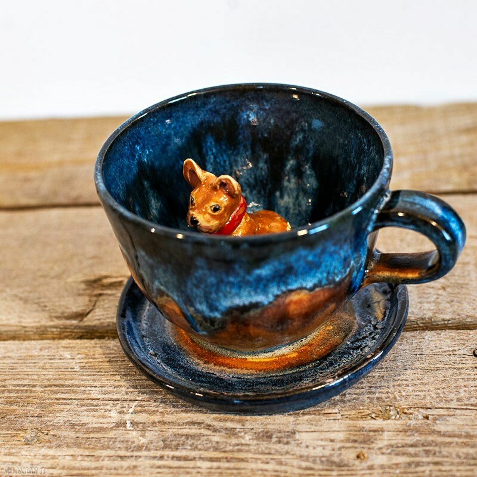 Ceramiczna filiżanka malinowa z buldożkiem francuskim
