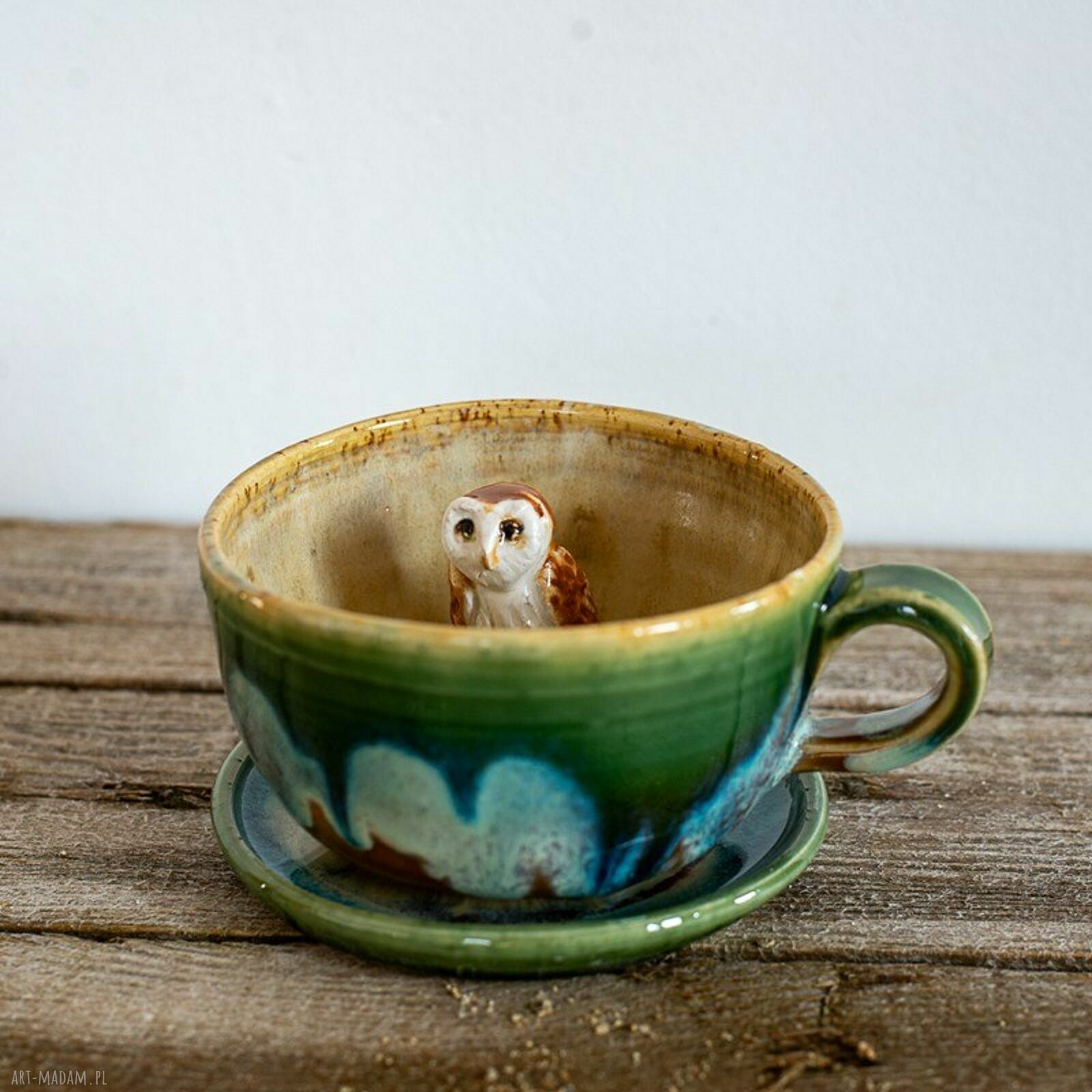 Ręcznie toczona filiżanka ceramiczna z figurką sowy płomykówki - Miodna Łąka, ok. 310 ml z talerzykiem