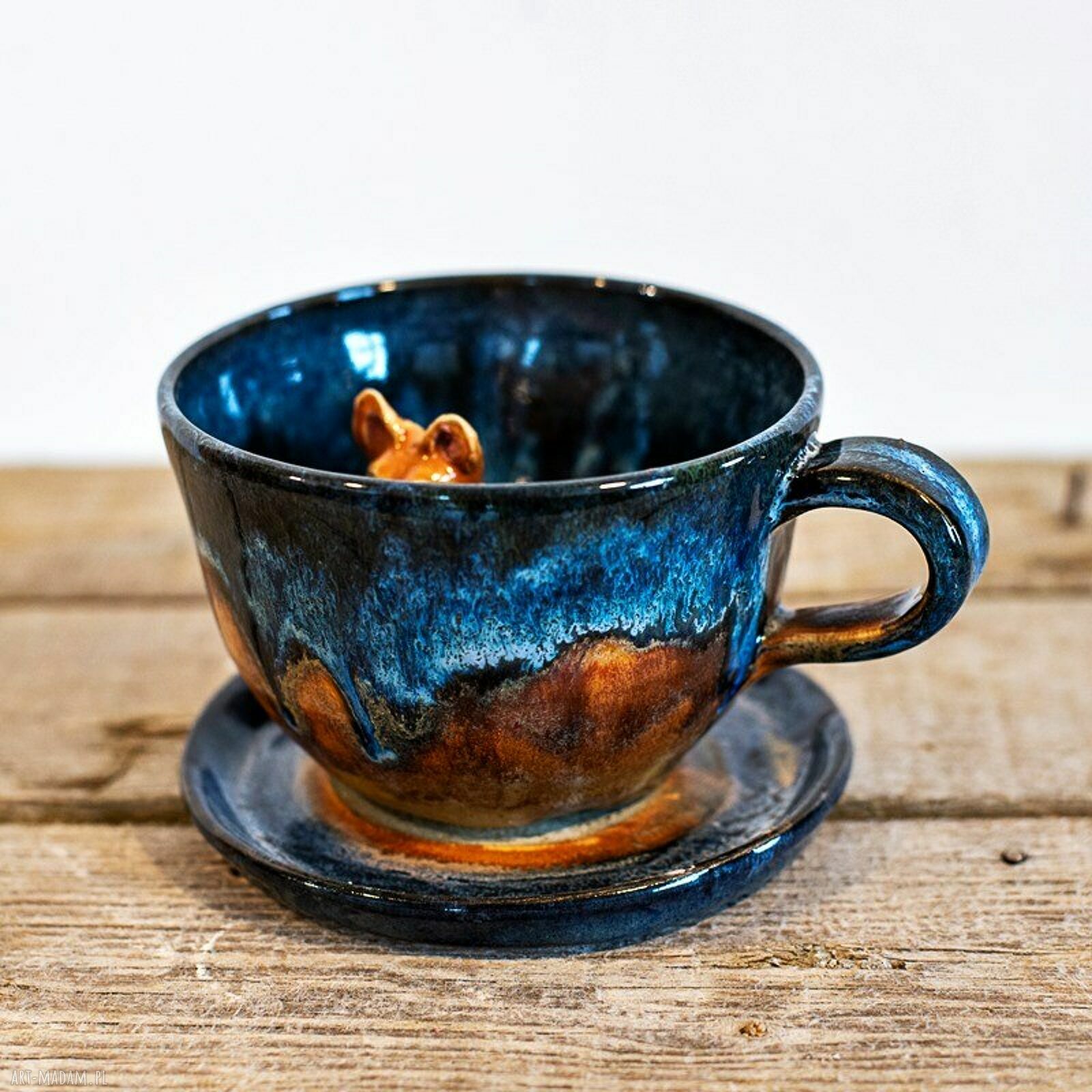 Ceramiczna filiżanka malinowa z buldożkiem francuskim