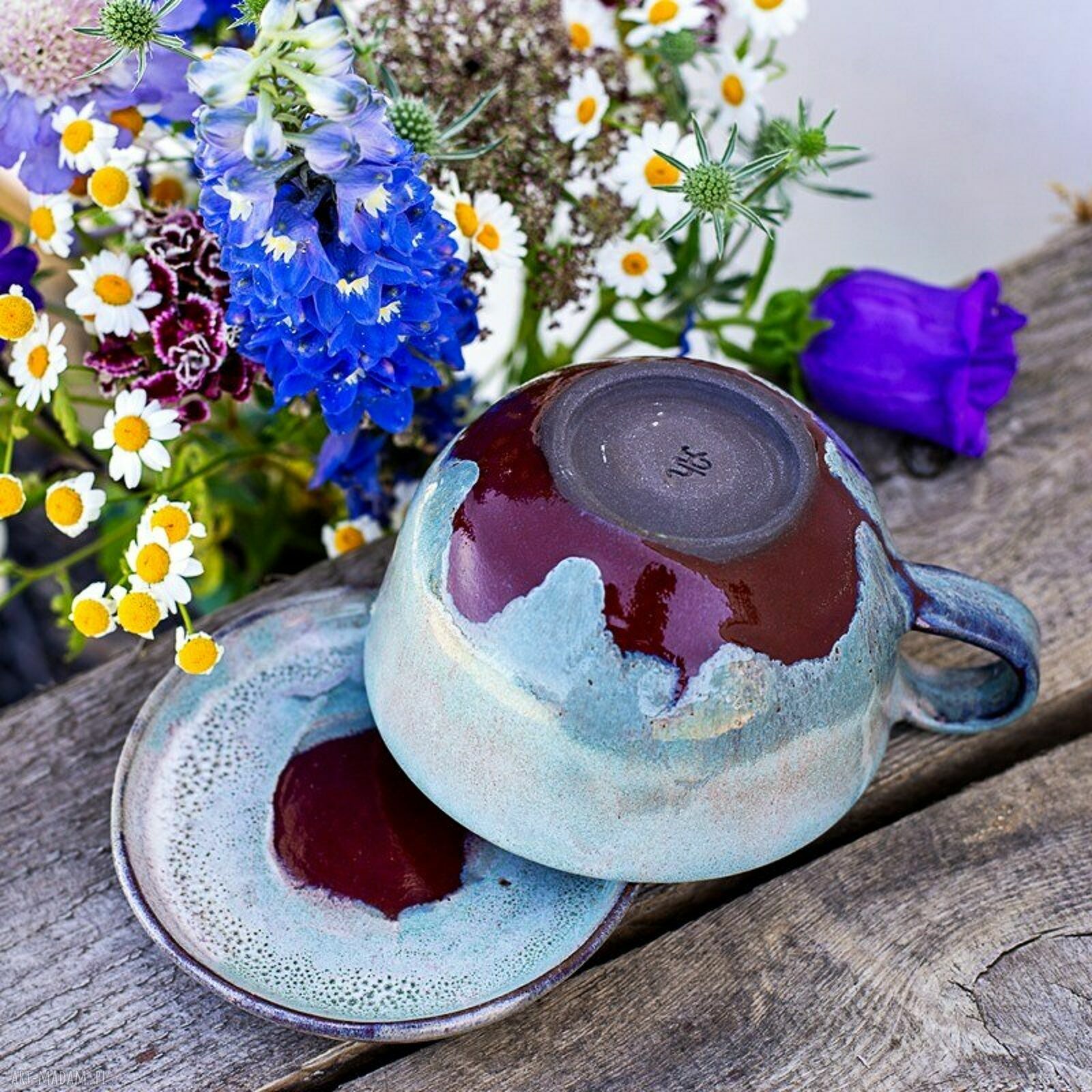 Ceramiczna filiżanka z figurką hipopotama - Karminowe blade i błękity, ok. 370 ml