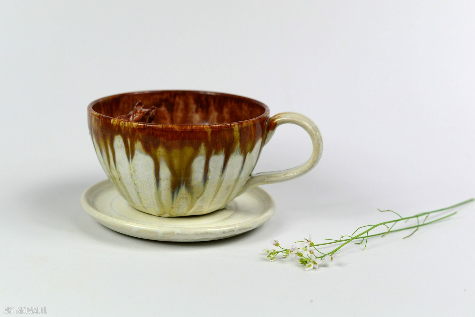 Ceramiczna filiżanka beżowa z figurką konia 280 ml - w komplecie z talerzykiem