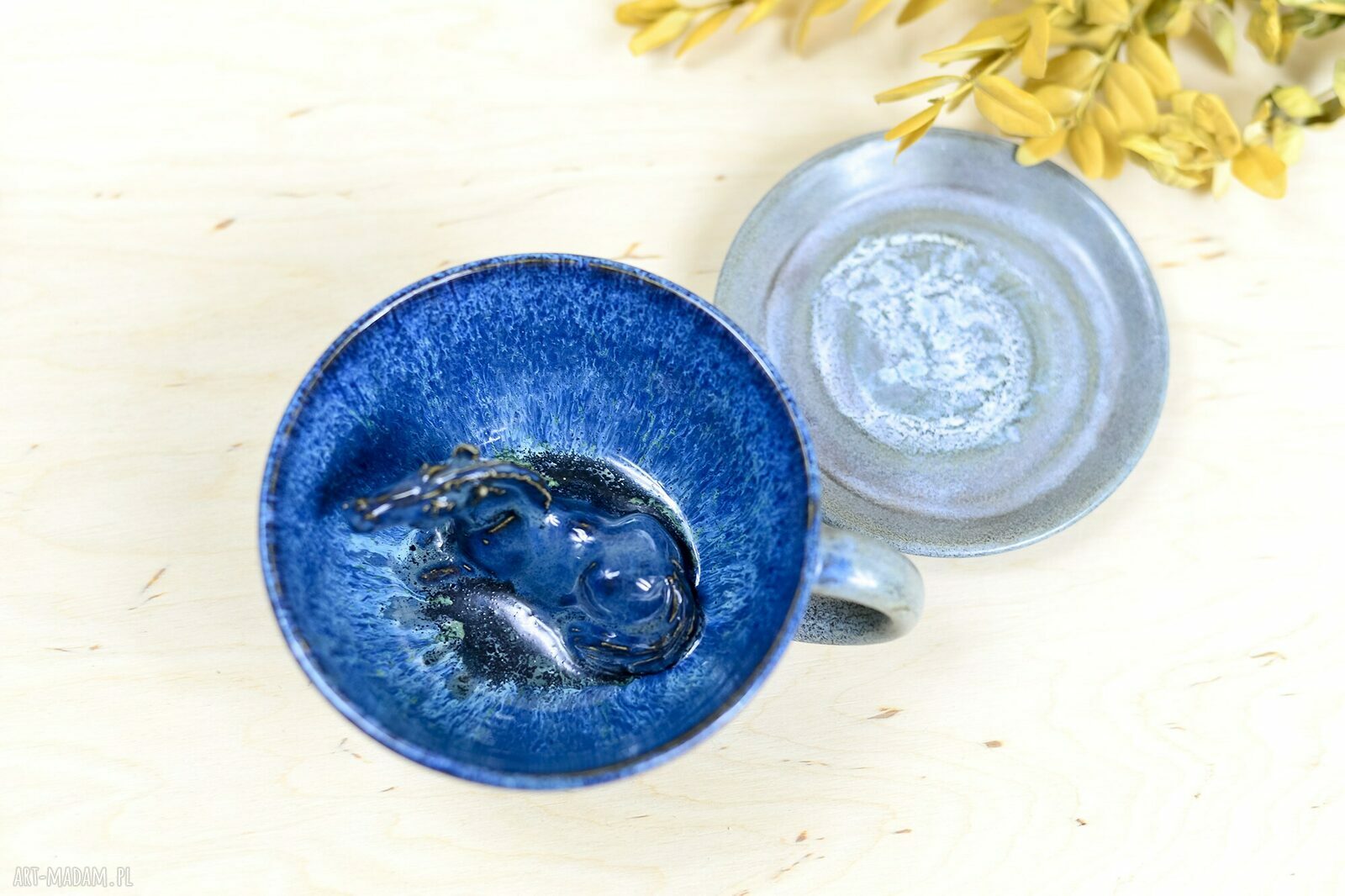 Ręcznie toczona filiżanka ceramiczna z figurką konia - 350 ml