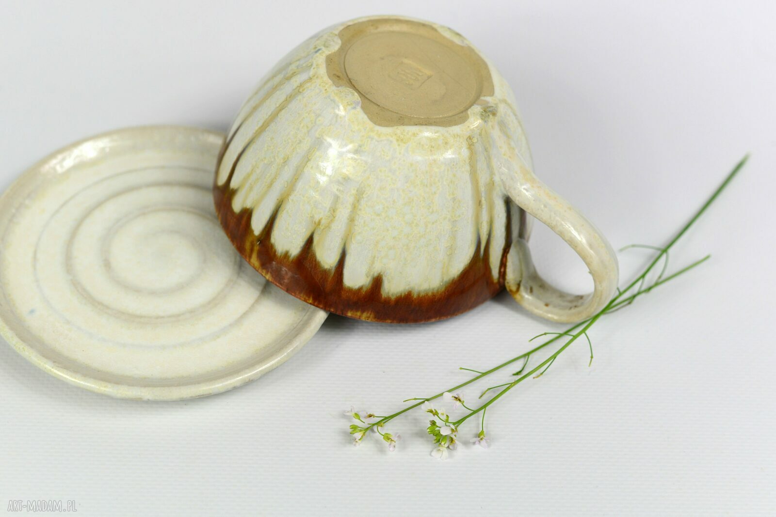 Ceramiczna filiżanka beżowa z figurką konia 280 ml - w komplecie z talerzykiem