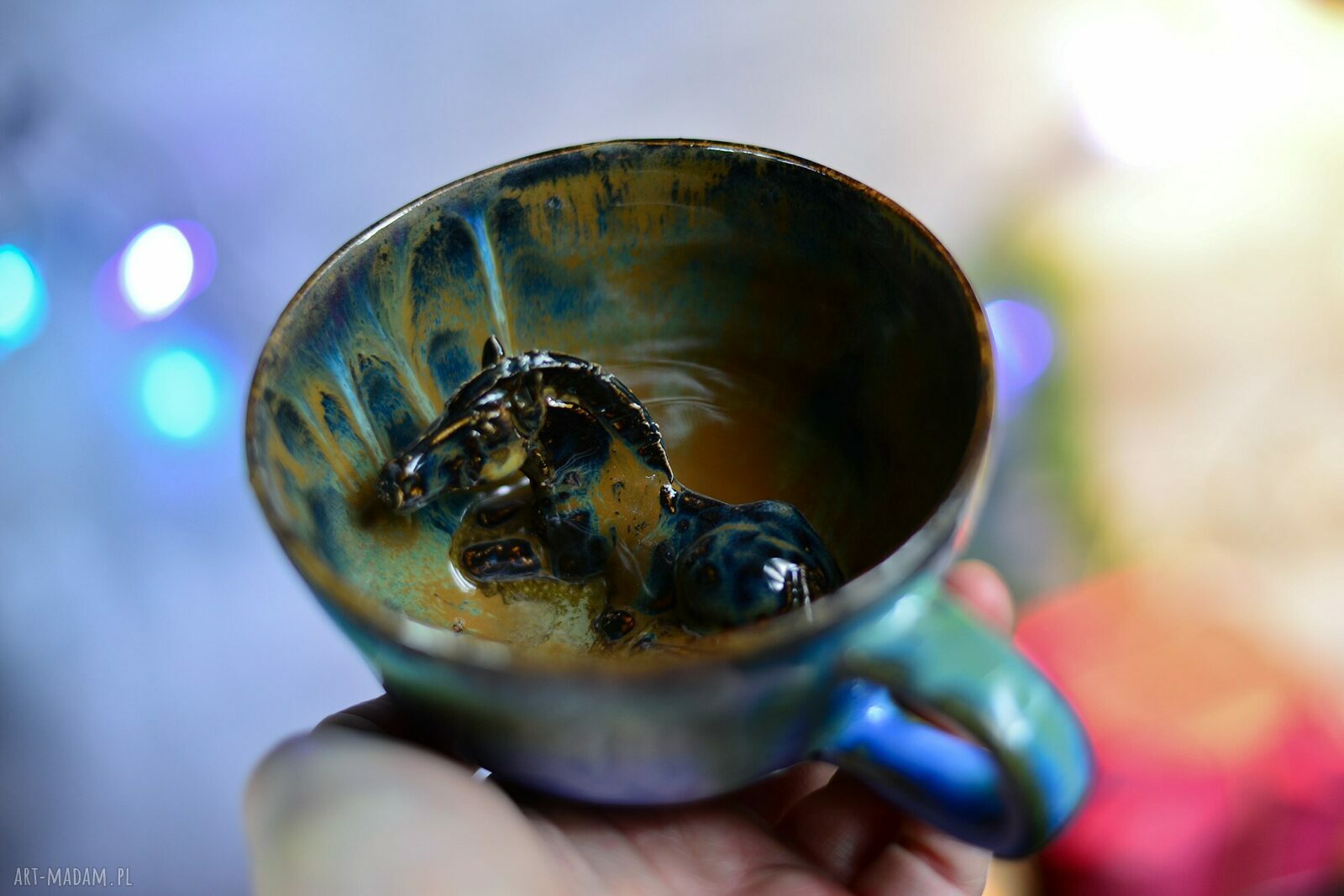 Ręcznie toczona ceramiczna filiżanka z figurką konia - niebiesko-zielona, 350 ml