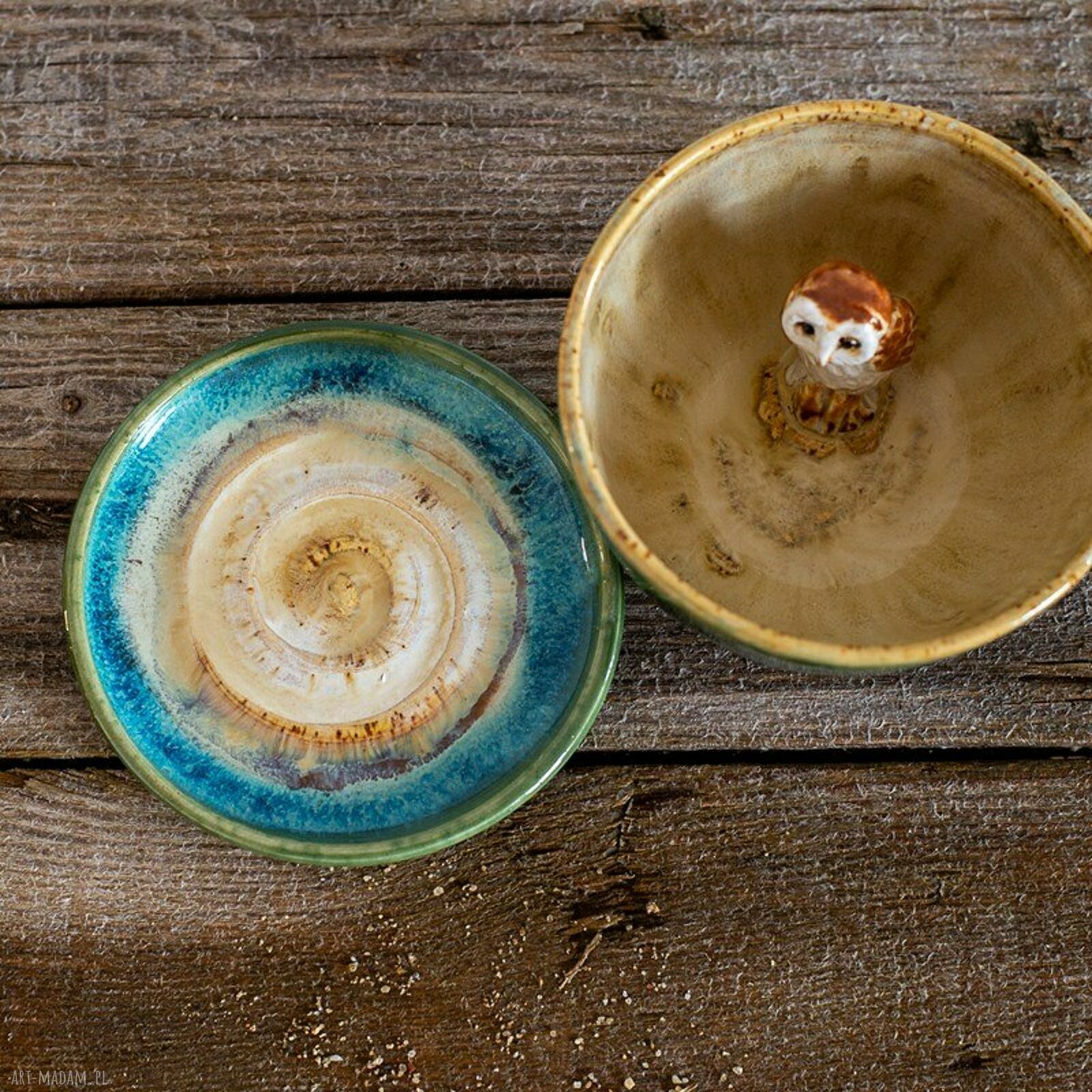 Ręcznie toczona filiżanka ceramiczna z figurką sowy płomykówki - Miodna Łąka, ok. 310 ml (z talerzykiem)