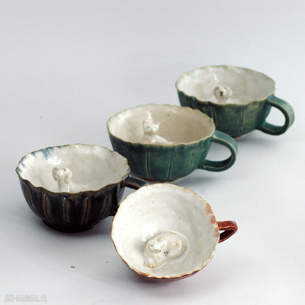 Mała ceramiczna filiżanka-kubek z figurką kota (czerwono-biała)