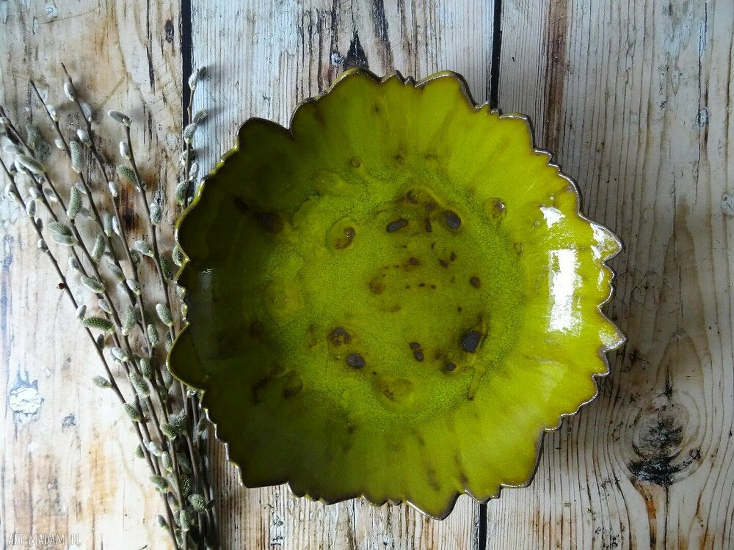 Ceramiczna misa skorupka jajka - wielkanocna dekoracja z zielonym szkliwem