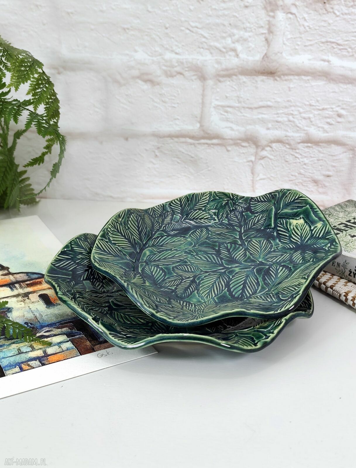 Ręcznie robiona ceramiczna misa z motywem liści w butelkowej zieleni