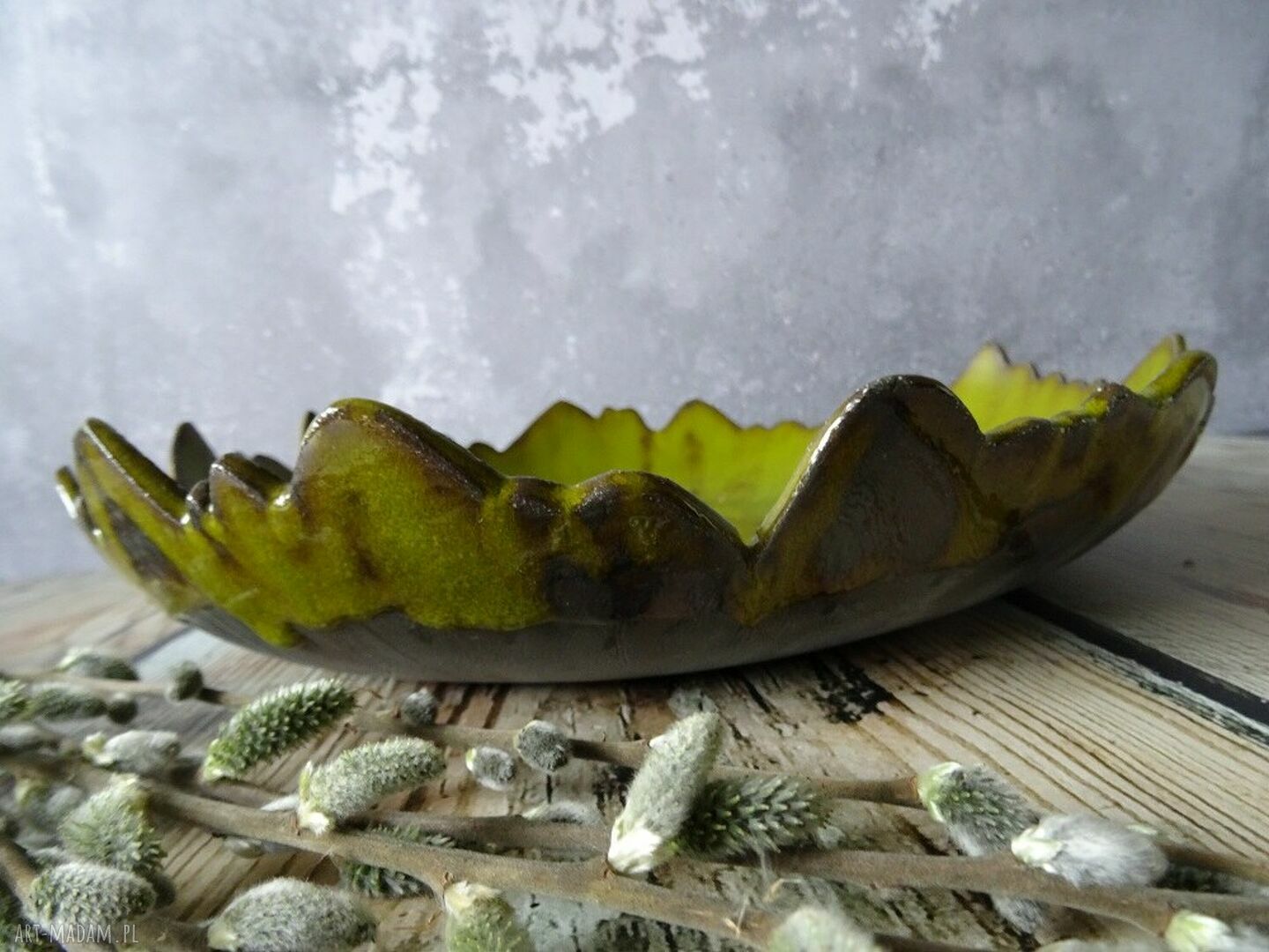 Ceramiczna misa skorupka jajka - wielkanocna dekoracja z zielonym szkliwem