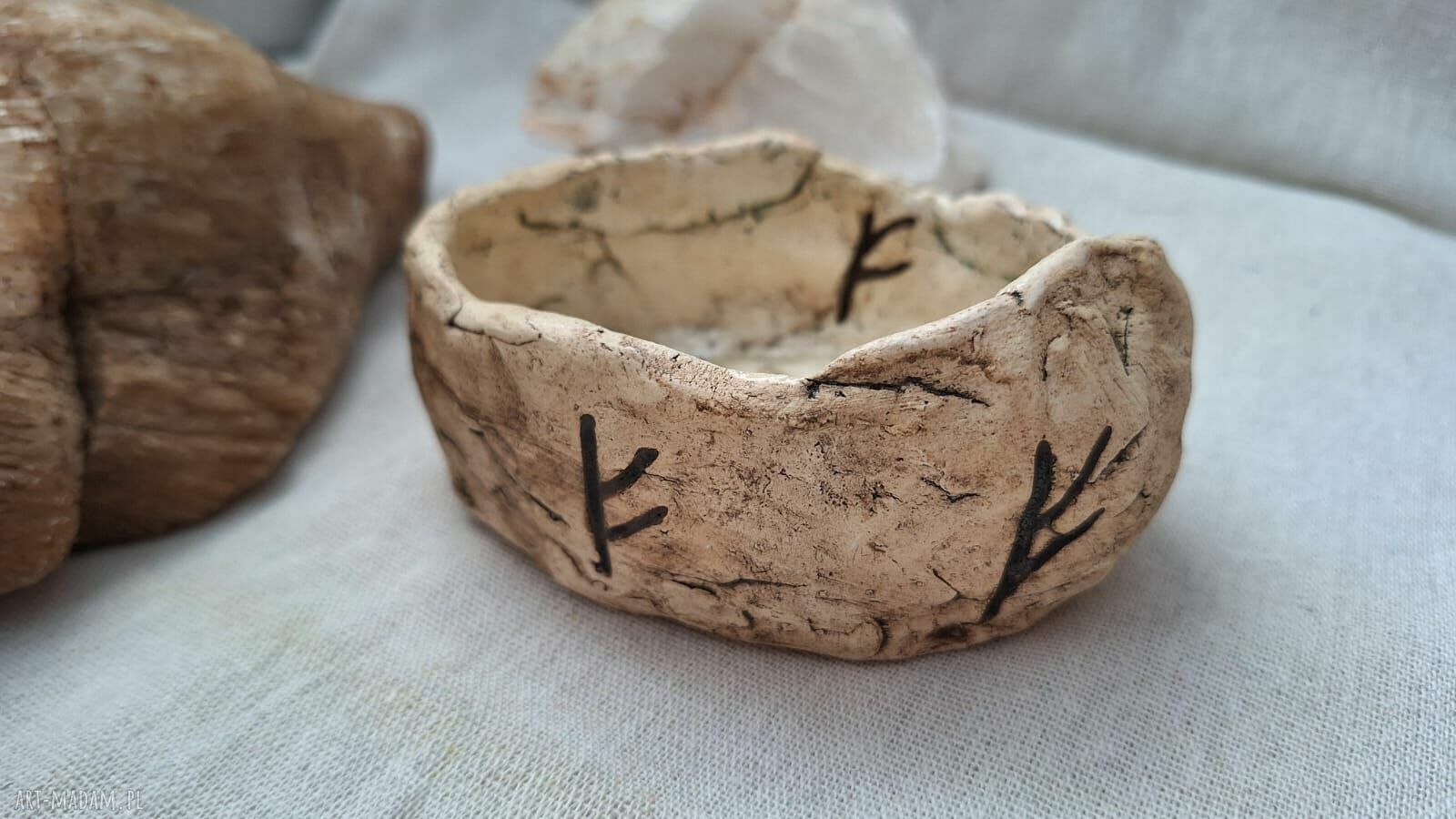 Ceramiczna misa rytualna kadzielnica z runą Fehu (dobrobyt)
