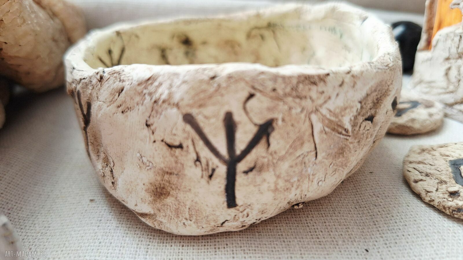 Ceramiczna misa rytualna i kadzielnica z runą ochrony Algiz