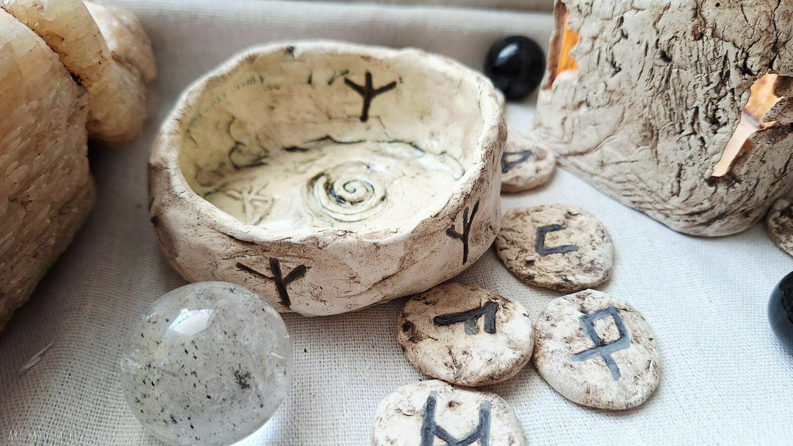 Ceramiczna misa rytualna i kadzielnica z runą ochrony Algiz