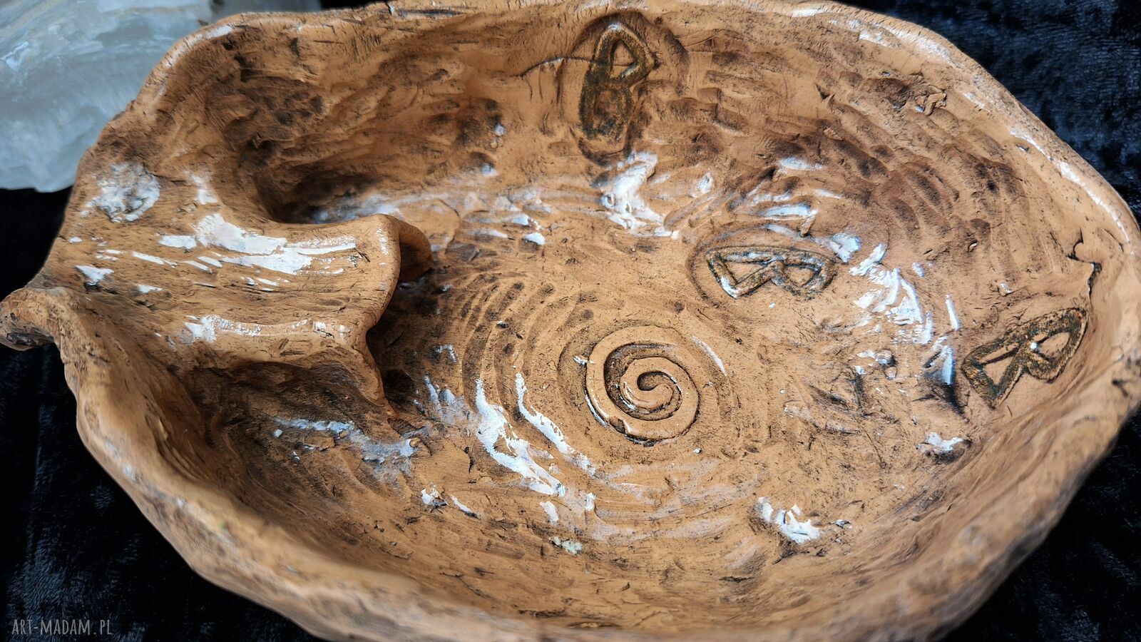 Ceramiczna misa rytualna na Palo Santo podstawka z runą Berkano