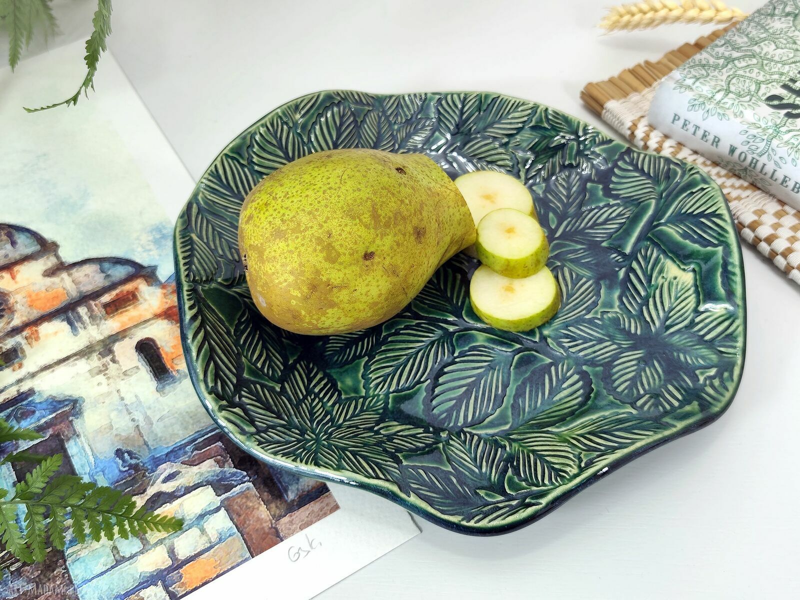 Ręcznie robiona ceramiczna misa z motywem liści w butelkowej zieleni