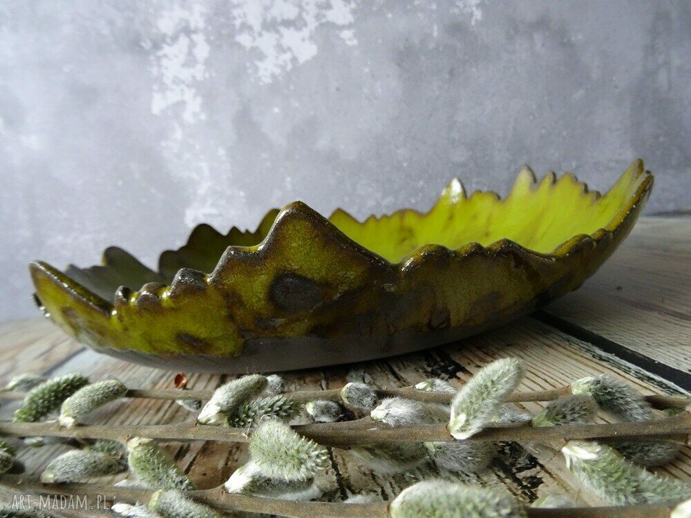 Ceramiczna misa skorupka jajka - wielkanocna dekoracja z zielonym szkliwem