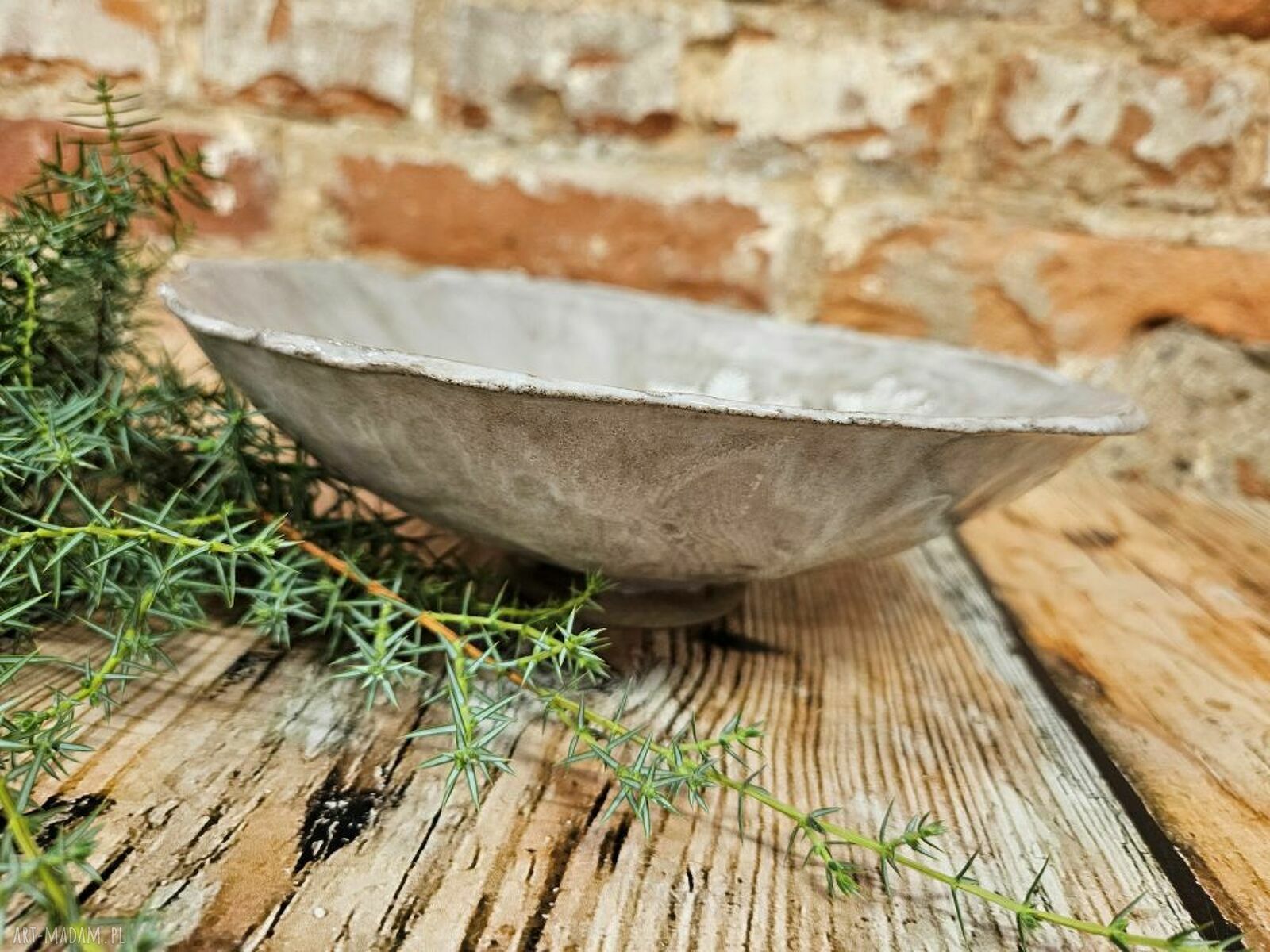Ceramiczna miska świąteczna z nieregularnym brzegiem i motywem śnieżynek