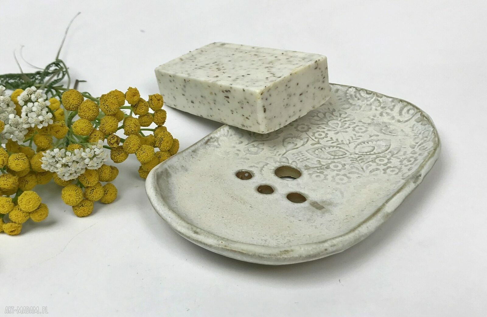 Ceramiczna mydelniczka „Mrs White” - matowa biel, ludowy ornament i ręczna ceramika