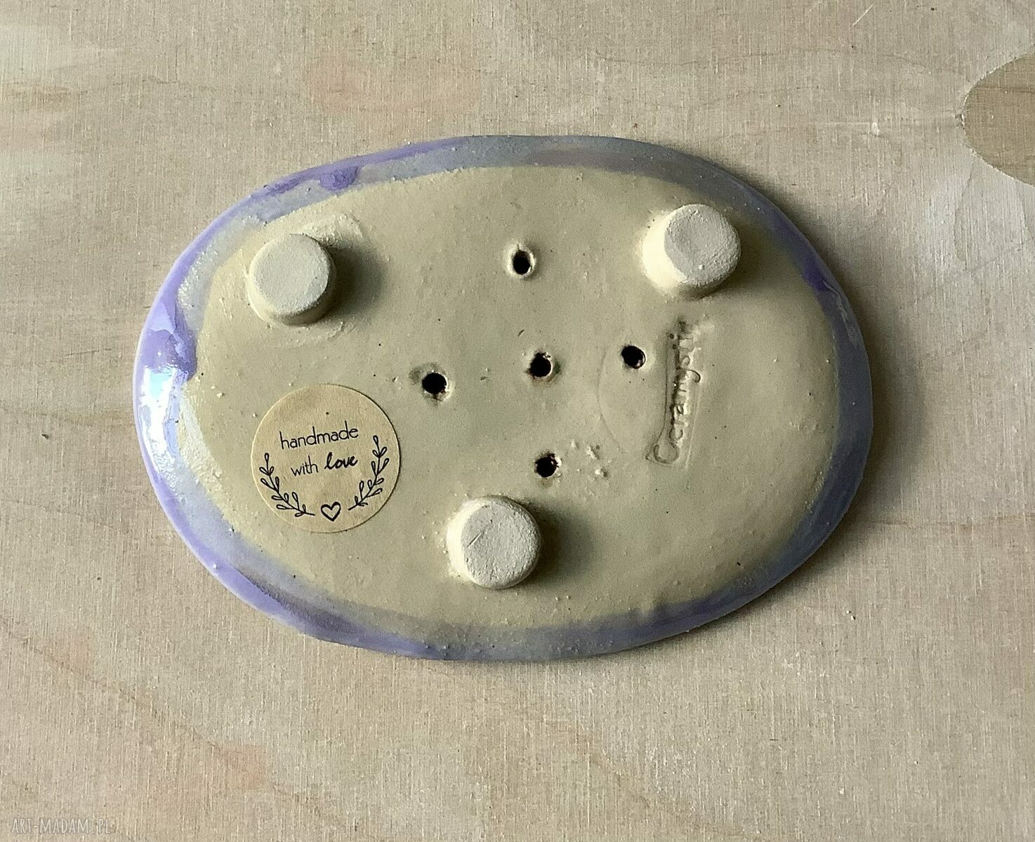 Ręcznie robiona fioletowa mydelniczka ceramiczna z odpływem