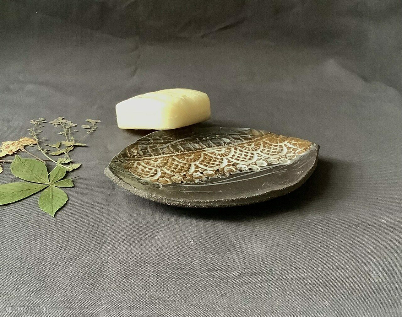 Ceramiczna mydelniczka ręcznie robiona „Koronka”