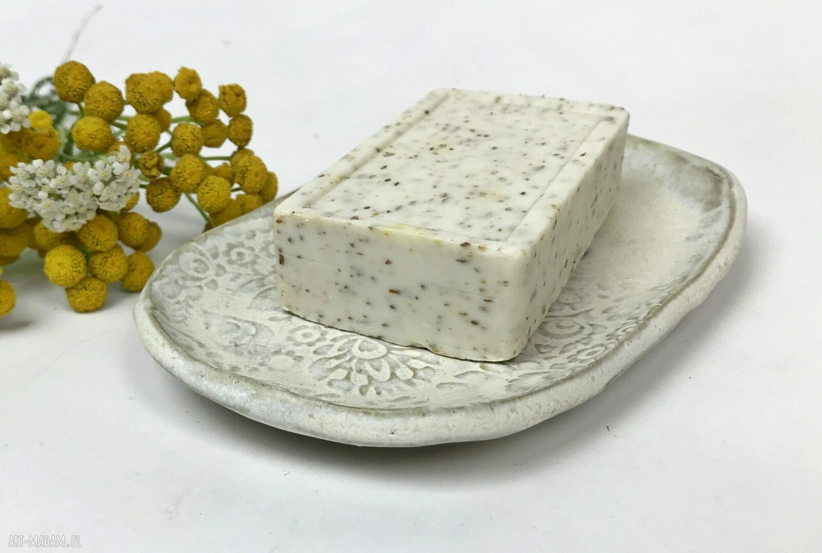 Ceramiczna mydelniczka „Mrs White” - matowa biel, ludowy ornament i ręczna ceramika