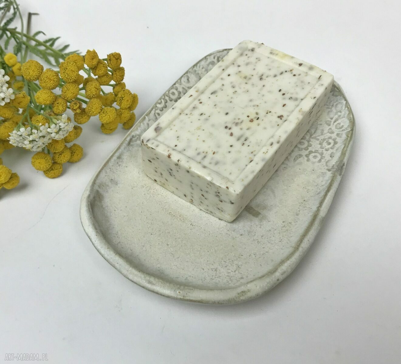 Ceramiczna mydelniczka „Mrs White” - matowa biel, ludowy ornament i ręczna ceramika