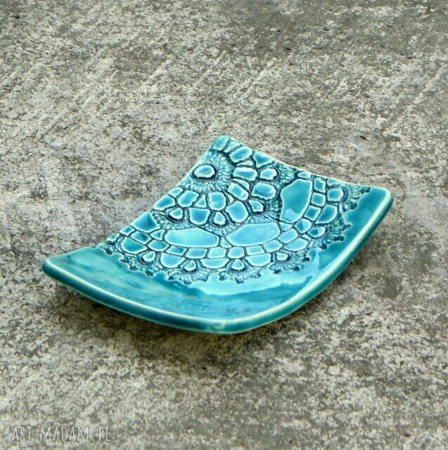 Mydelniczka ceramiczna z motywem ludowej serwetki i turkusowym szkliwem crackle
