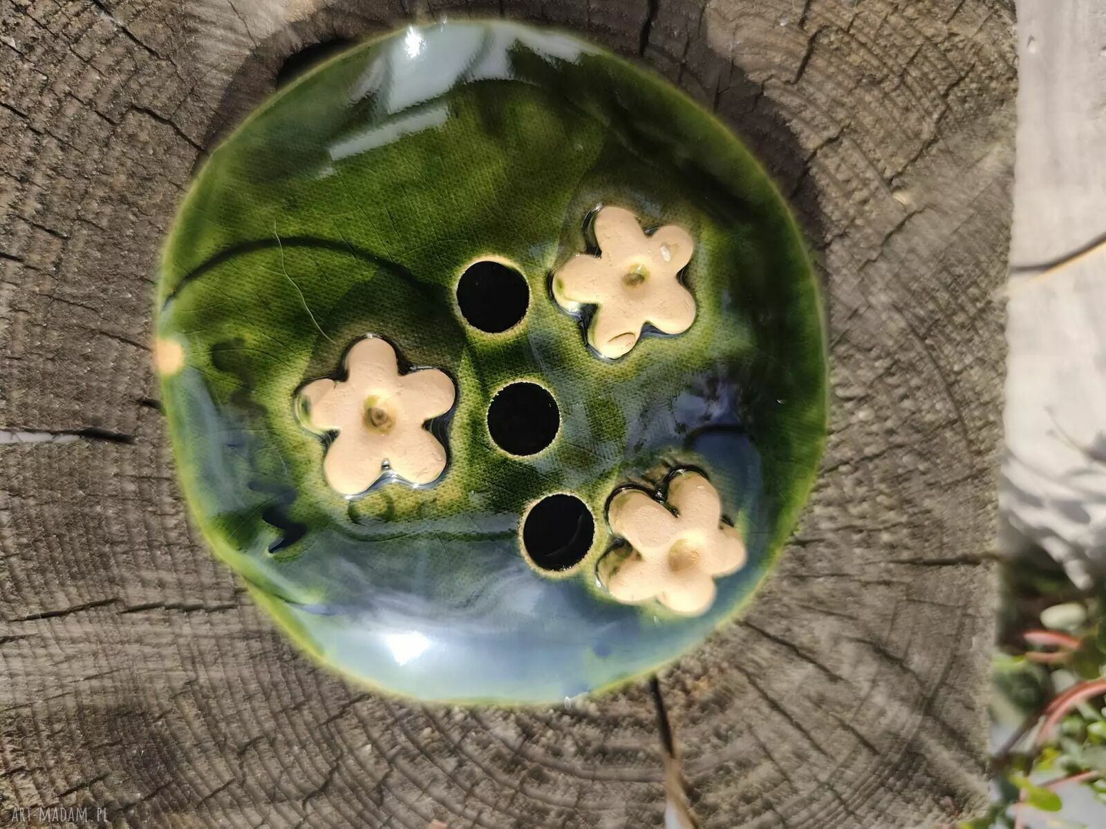 Zielona ceramiczna mydelniczka ceramiczna z koronkowym wzorem