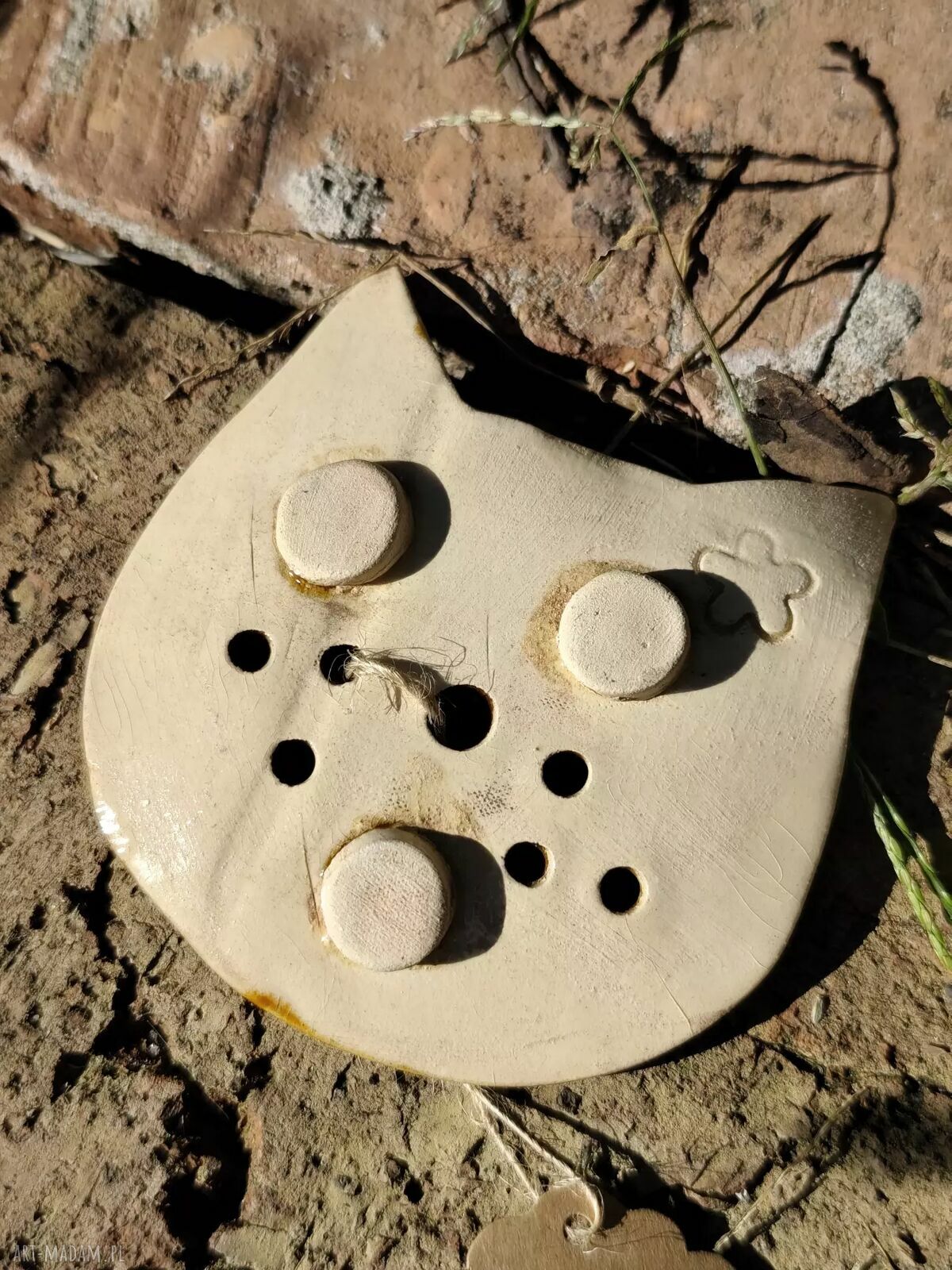 Brązowa mydelniczka ceramiczna w kształcie kota