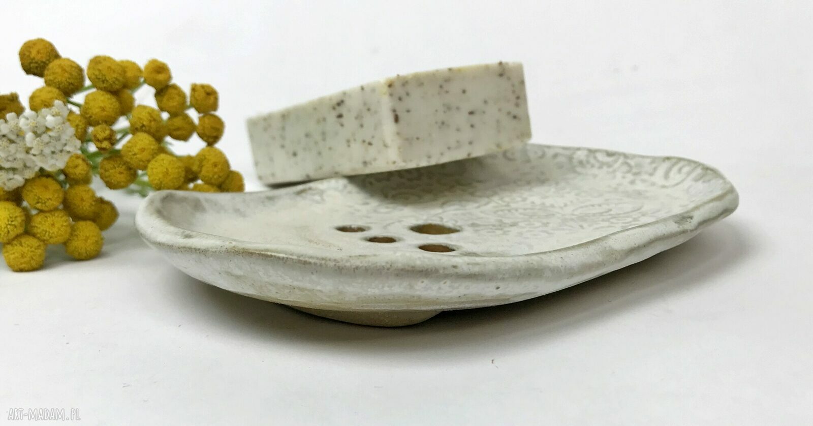 Ceramiczna mydelniczka „Mrs White” - matowa biel, ludowy ornament i ręczna ceramika