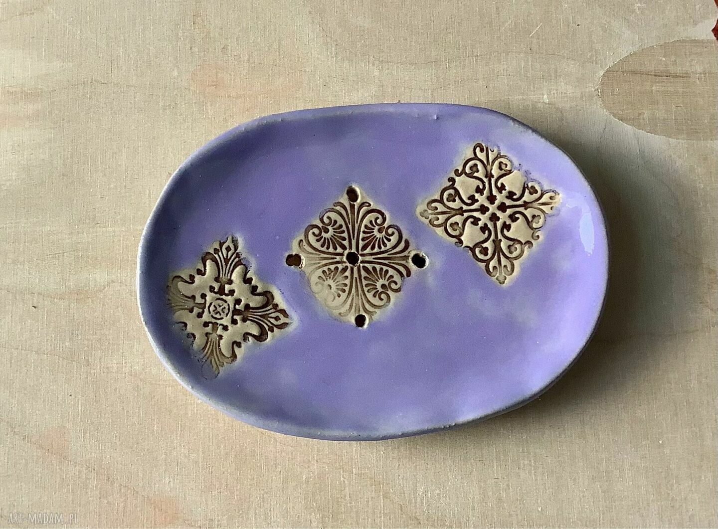 Ręcznie robiona fioletowa mydelniczka ceramiczna z odpływem