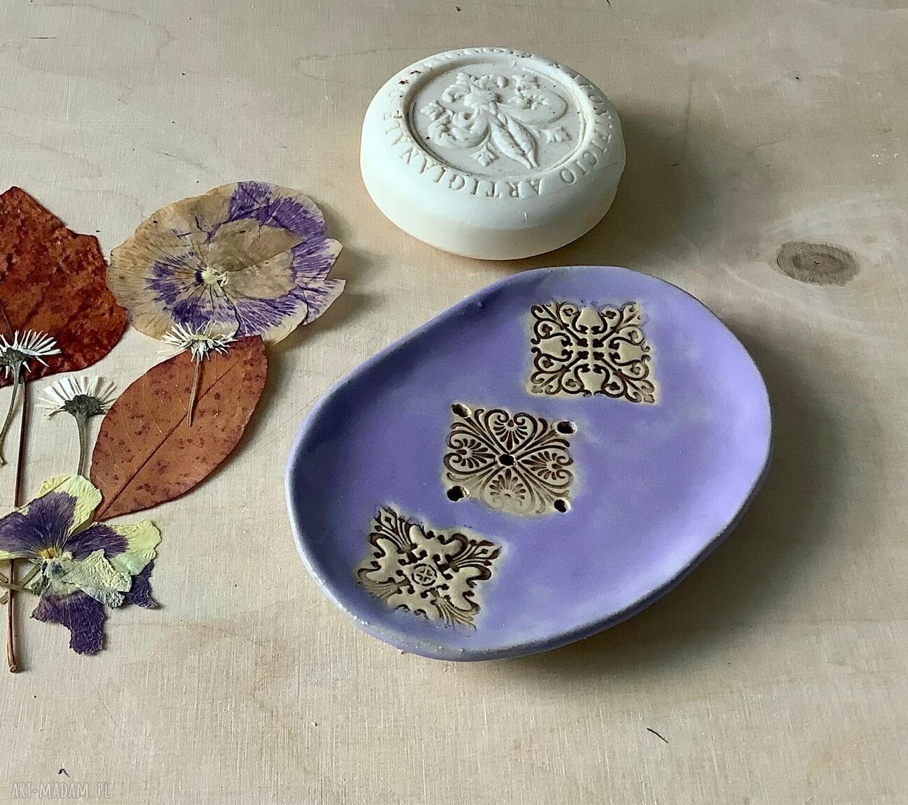 Ręcznie robiona fioletowa mydelniczka ceramiczna z odpływem