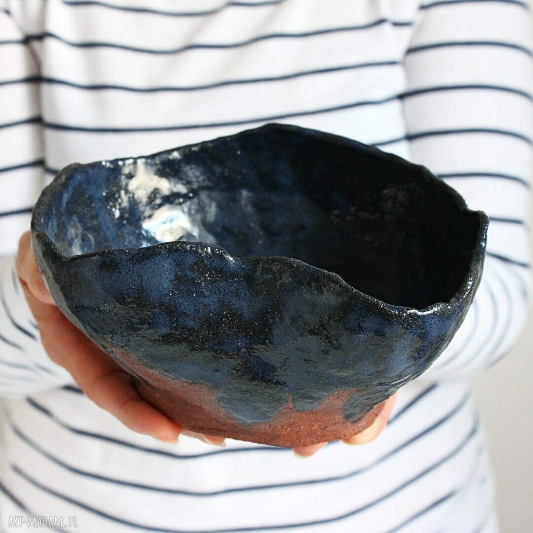 Ceramiczna nieregularna miska na owoce w kolorze terakoty