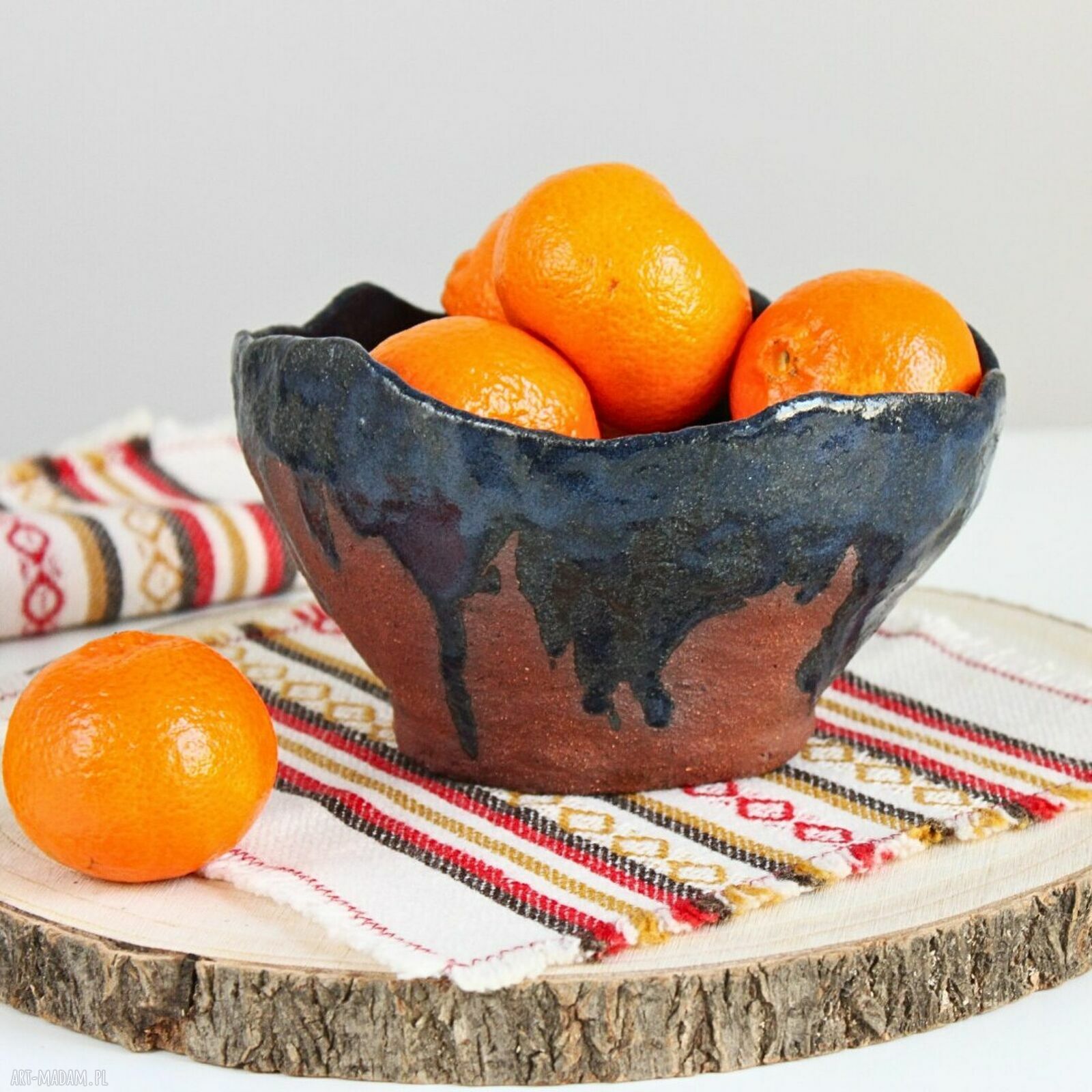 Ceramiczna nieregularna miska na owoce w kolorze terakoty