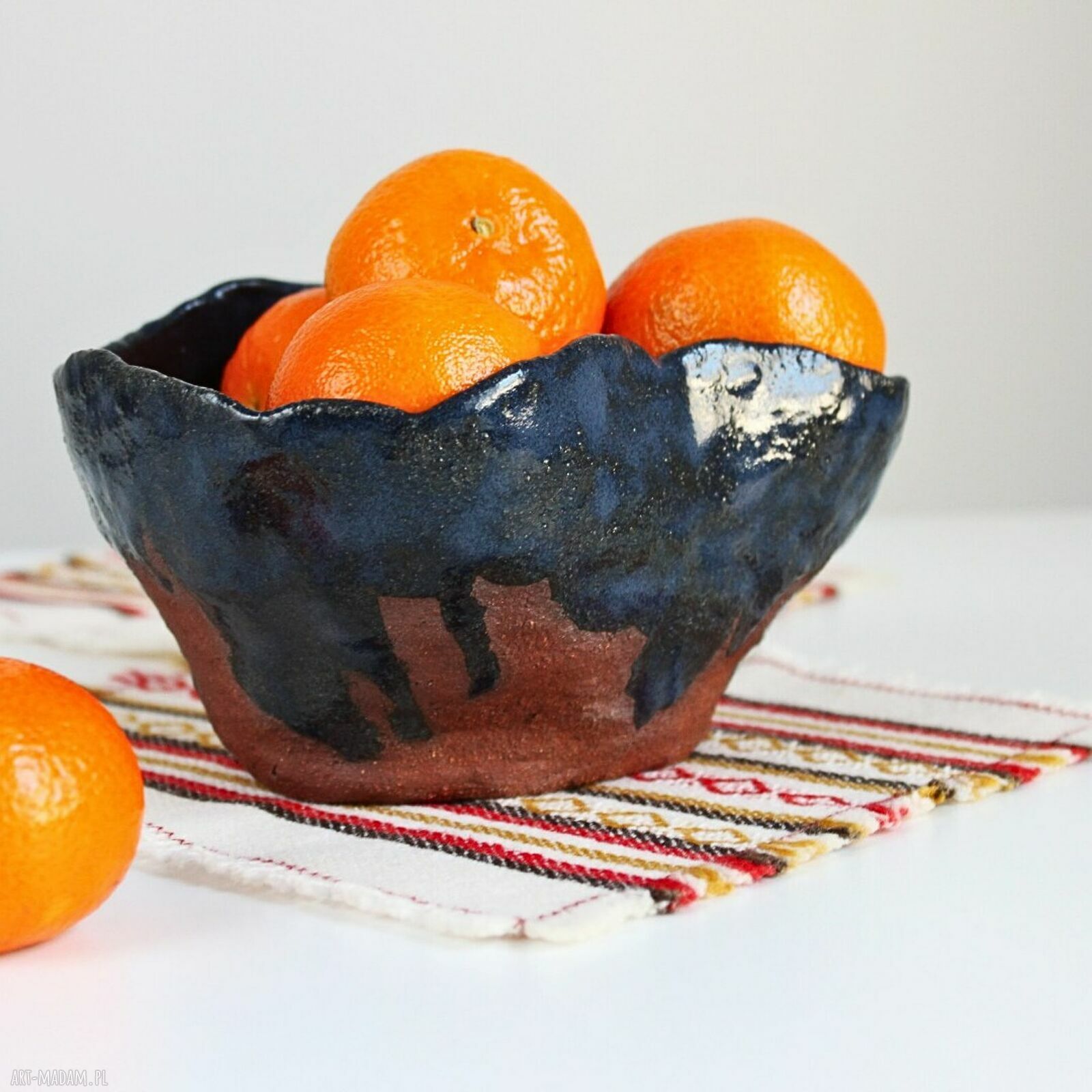 Ceramiczna nieregularna miska na owoce w kolorze terakoty